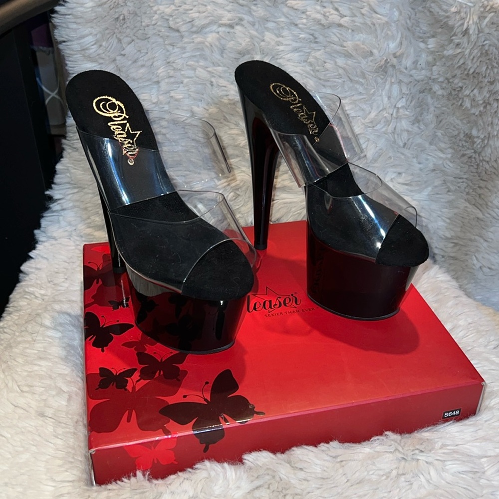 Heel, clear, black , barely worn with box !